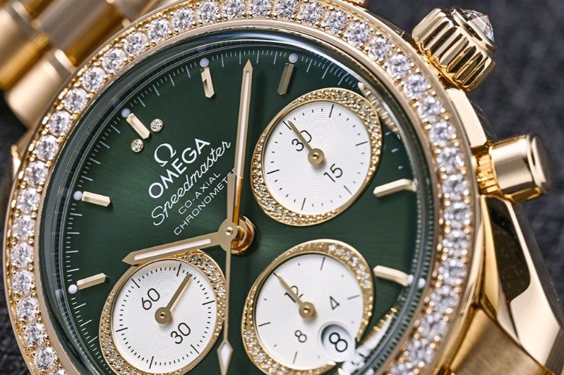 璀璨而富有活力，歐米茄18k金綠盤超霸（圖）