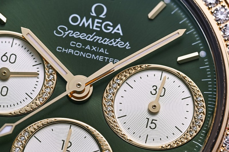 璀璨而富有活力，歐米茄18k金綠盤超霸（圖）