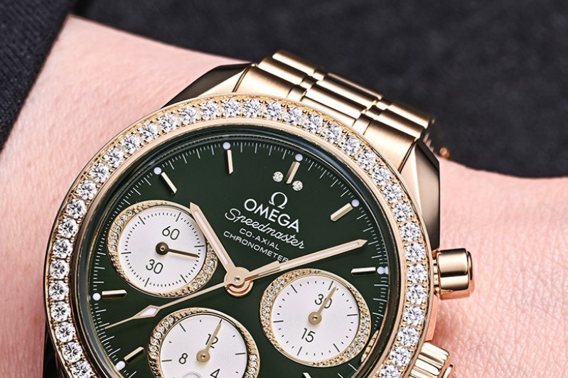 璀璨而富有活力，歐米茄18k金綠盤超霸（圖）